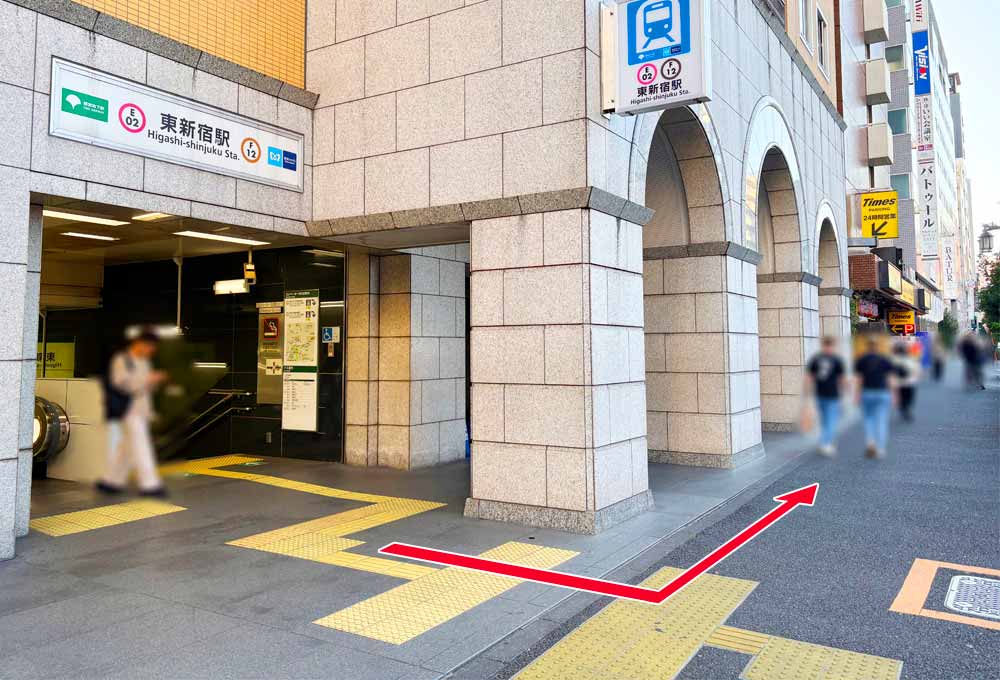 東新宿駅A1出口の外観写真