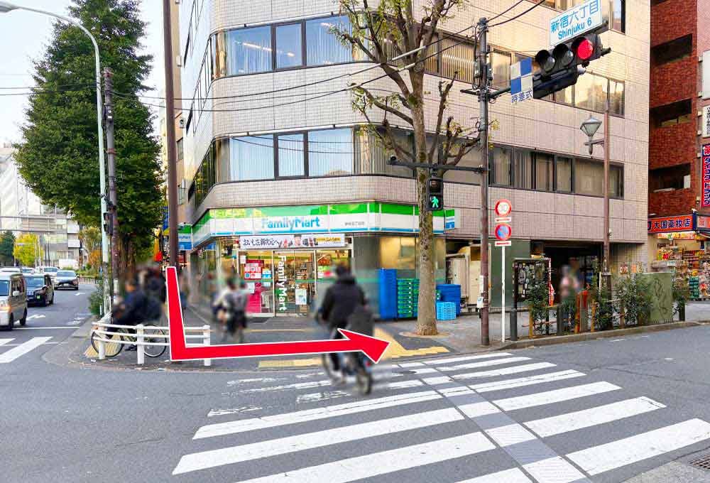 ファミリーマート新宿五丁目店の交差点の写真