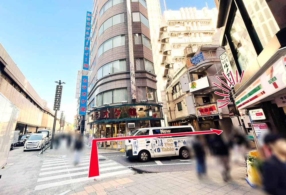 セブンイレブン西武新宿店の交差点の写真