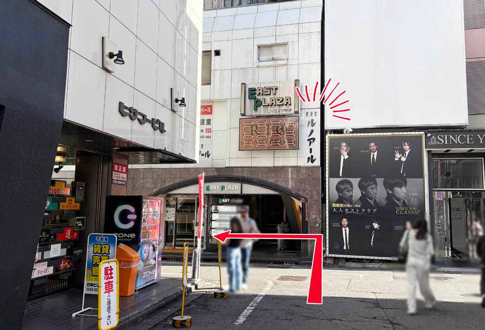 突き当りになるルノアール新宿区役所横店の写真