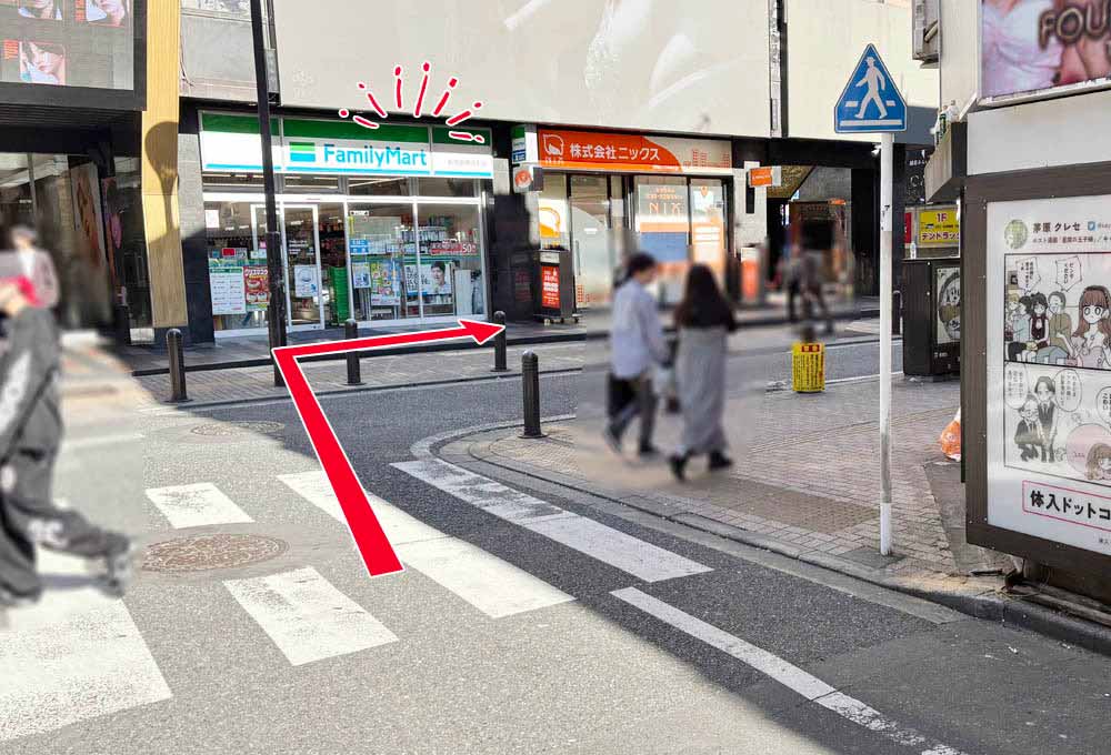 ファミリーマート 新宿歌舞伎町店前のT字路の写真