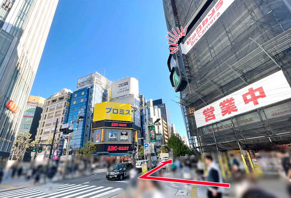 ビックカメラ新宿東口駅前店の交差点の写真