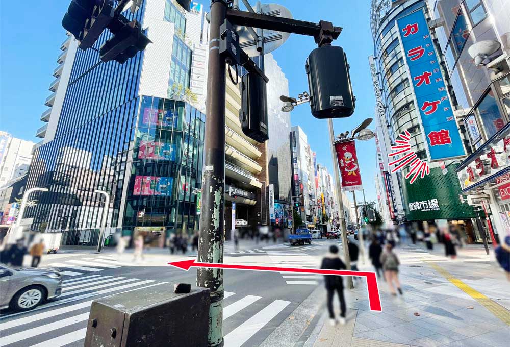 カラオケ館新宿東口店前の交差点の写真