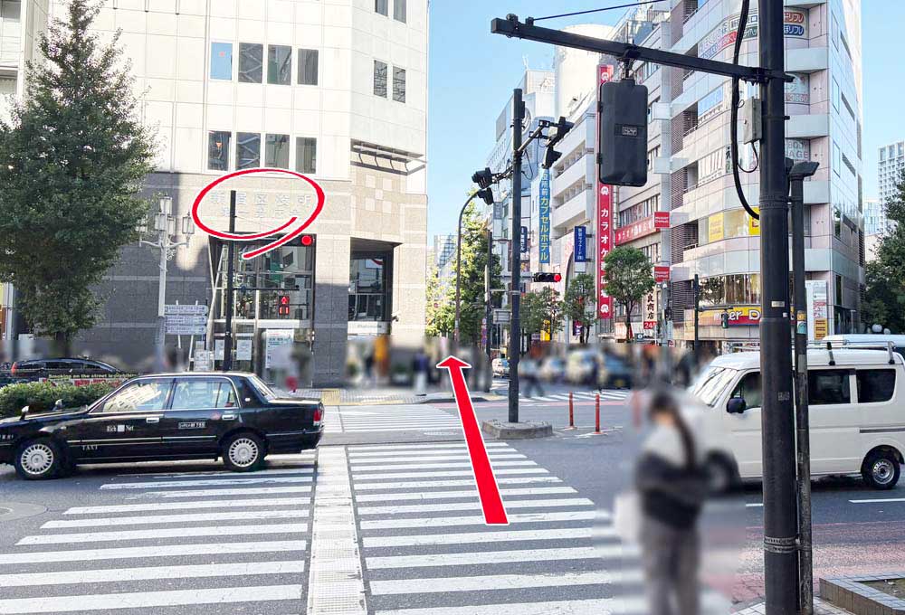 新宿区役所が映っている大通り交差点の写真。
