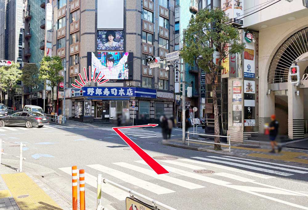 野郎寿司新宿本店前の交差点の写真