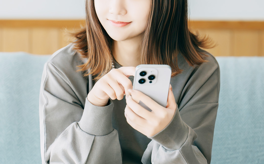 スマホを操作する女性のイメージ画像