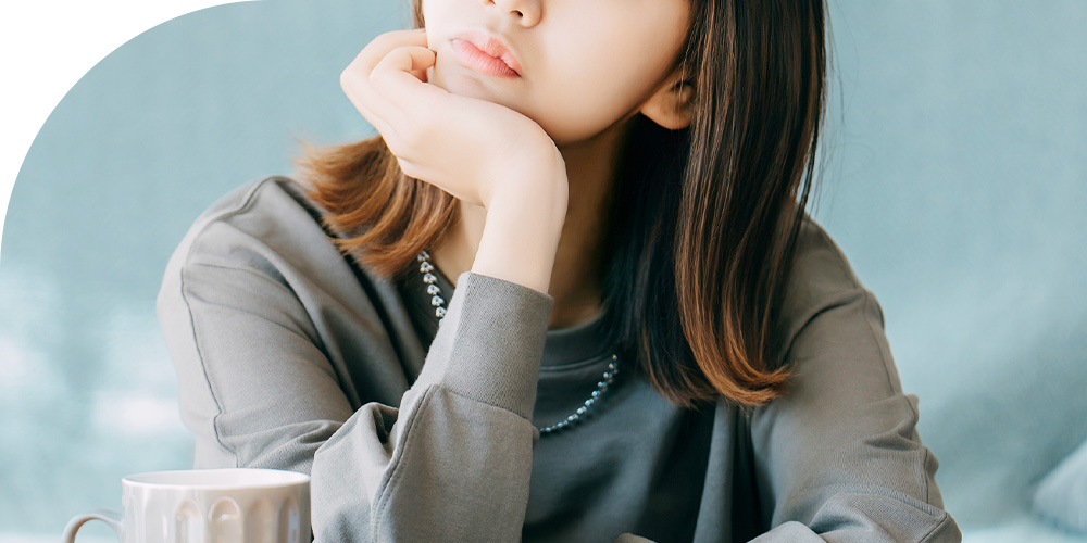 考える女性のイメージ写真
