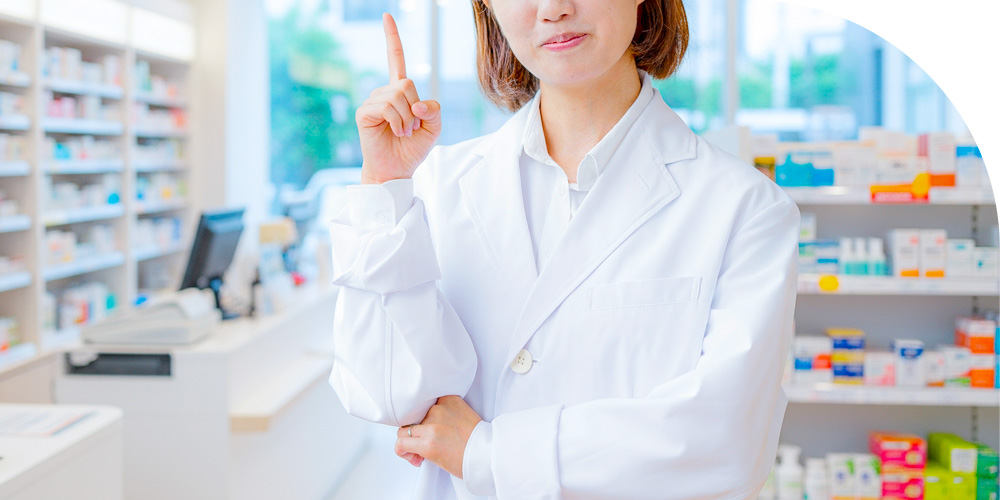 ドラッグストアと女性薬剤師のイメージ写真
