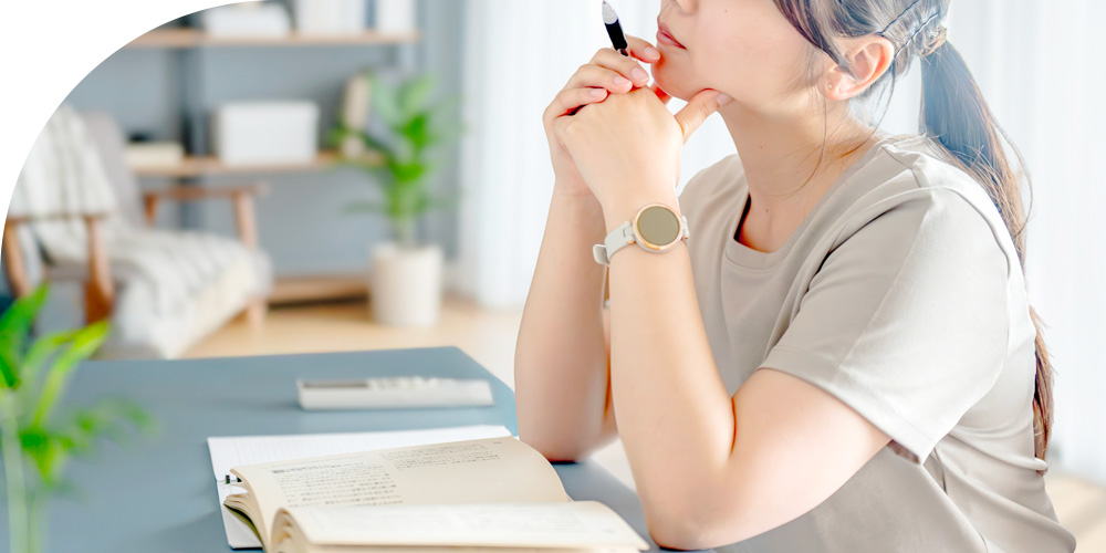 考える女性のイメージ画像