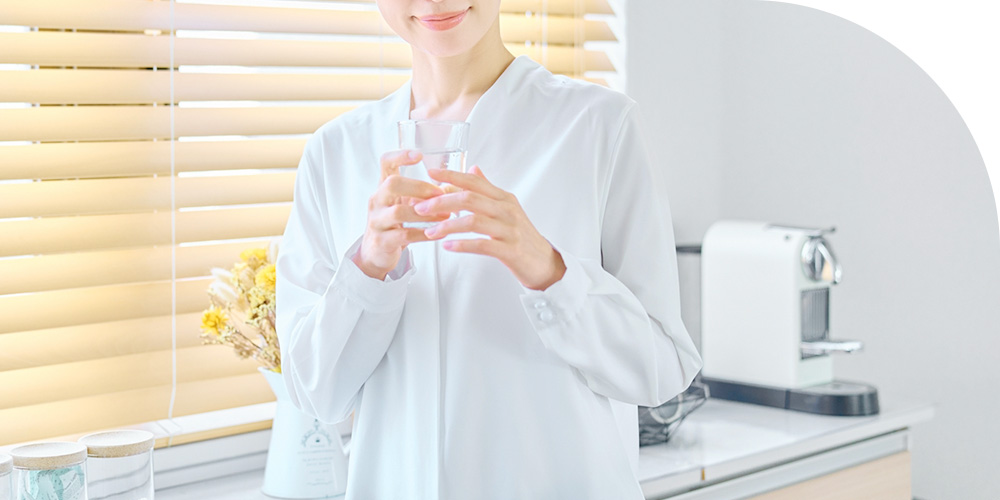 水分補給する女性のイメージ画像