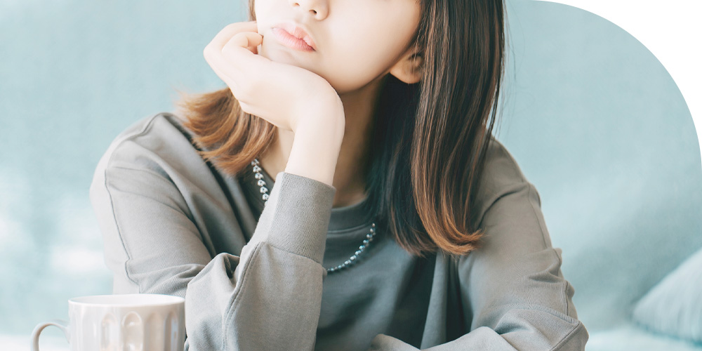 悩む女性のイメージ画像