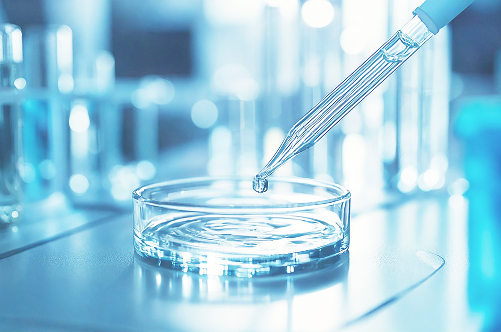 シャーレに液体を落とす医薬品のイメージ画像