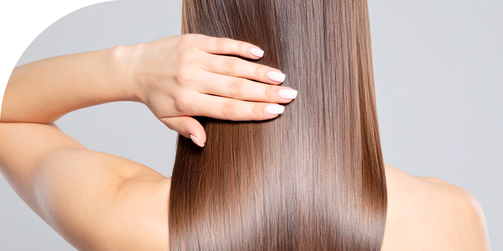 艶のある髪をなでる女性のイメージ画像