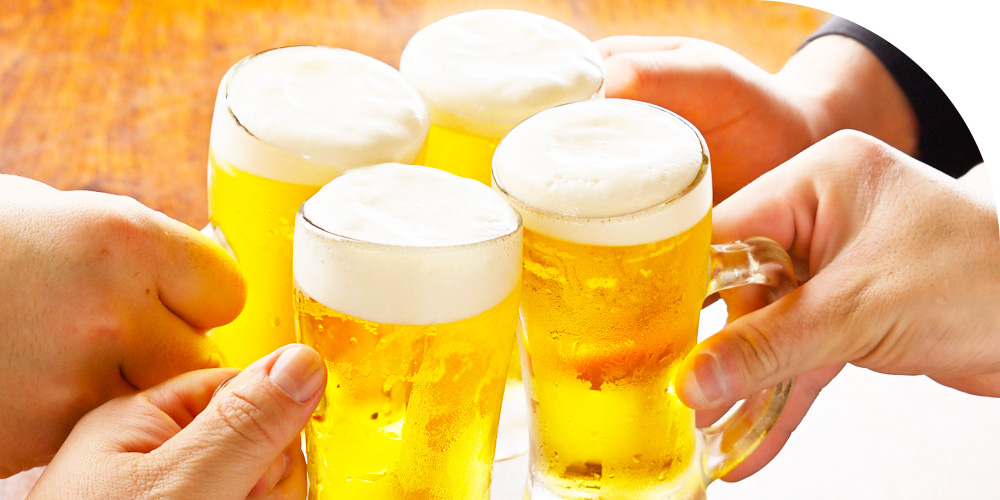 ビールで乾杯しているイメージ画像画像