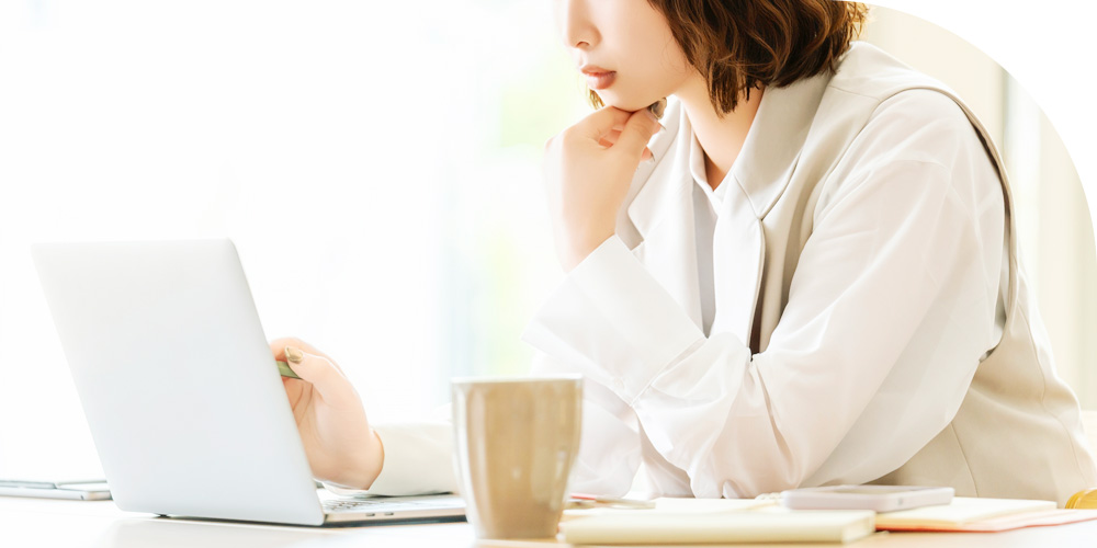 PCで調べる女性のイメージ画像