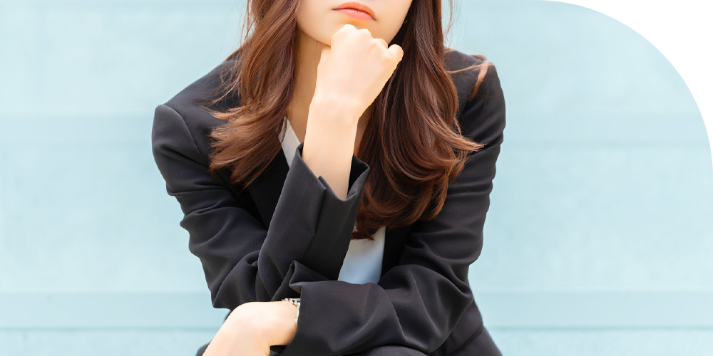 悩む女性のイメージ画像