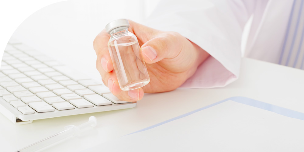 女性医師が薬剤を持つイメージ画像