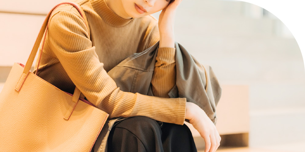 悩む女性のイメージ画像