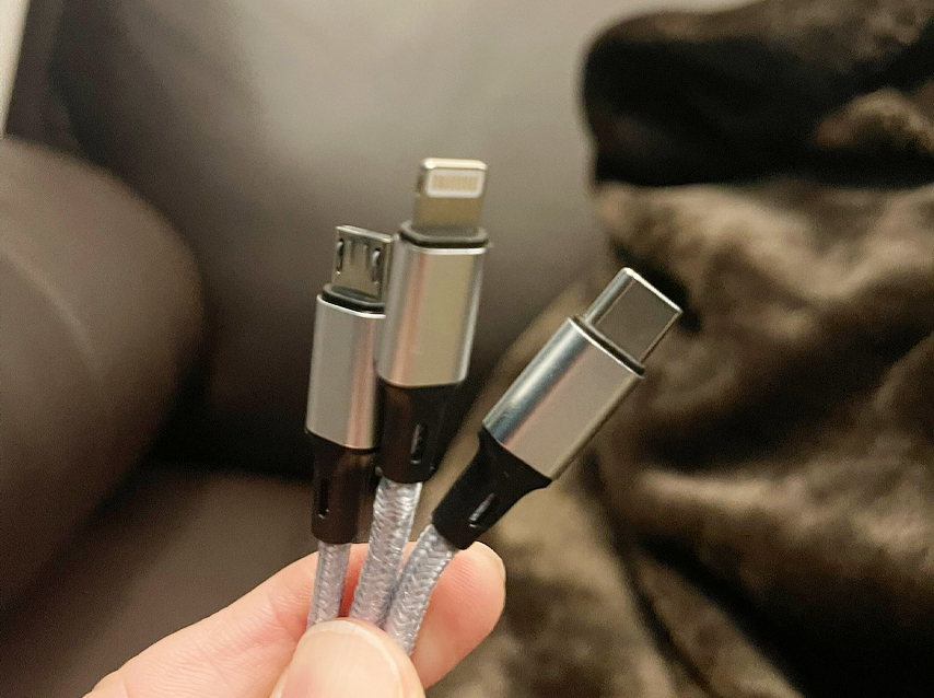 実際の充電器の写真。LightningとUSB-typeB、Cが使用可能。