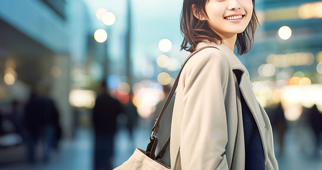 夜の街にいる女性のイメージ画像