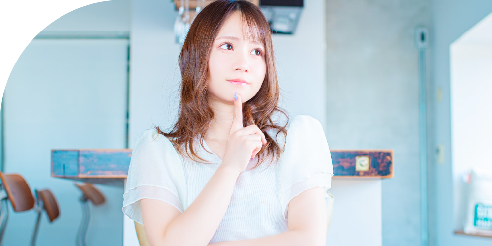 考えている女性のイメージ画像