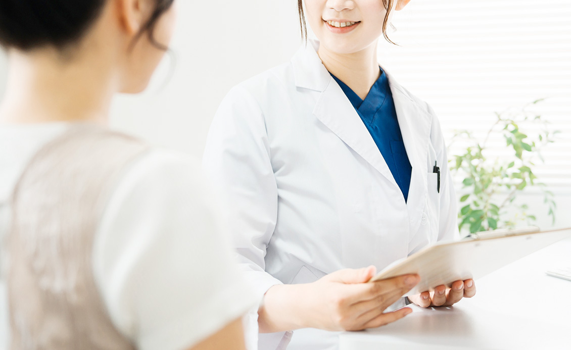 女性医師が診察しているイメージ画像